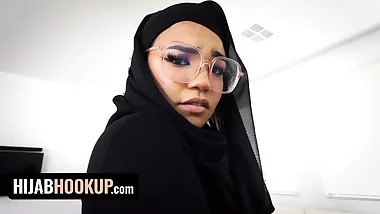 Muslim girl with Hijab Twerks her Round Booty